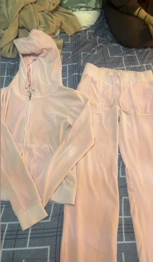 Ljusrosa mjukisbyxor med snörning - Säljer ett par ljusrosa mjukisbyxor i mjukt och skönt material. Byxorna har bred resår i midjan, snörning och stora fickor framtill. Perfekta för en avslappnad och chill stil.