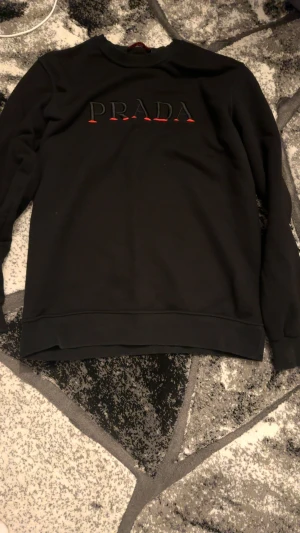 Prada tröja  - En riktig fin och riktig bra kvalite den är o använd köpte den till mig själv men sen så passa den inte den är i st M 