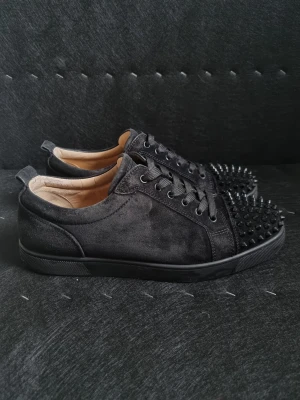 Louboutin skor herr  - Ett par klassiskt svarta junior spikes som passar en elegant stil och är för dig som vill stå ut. Skorna är i storlek 42 men sitter lite stort så jag skulle säga 42.5. Priset är diskutabel vid snabb affär. Skorna är äkta och autentiserade av louboutin köpenhamn.  Med mer frågor kontakta privat 😃