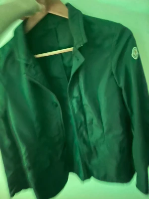 Moncler windbreaker 12y - Moncler windbreaker i stl 12y. Sjukt bra skick och sjukt fet. Är svart/grå. 