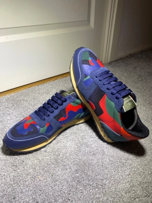 Valentino rockrunnres ny skick!! - Säljer nu dessa riktigt feta skor från valentino . Skorna är i storleken 43 ! I extremt bra skick se bilder . Vid intresse hör av er . Priset kan alltid diskuteras såklart // monsaire