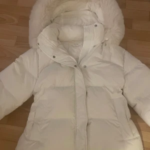 Vit vinterjacka - Säljer en vit vinterjacka, pälsen är avtagbar. Jag köpte den här på plick och säljer då den tyvärr är för stor för mig. Jag fick veta att den var köpt från OYSHO i deras officiella butik i spanien 2024. Priset kan diskuteras. Skriv om ni har frågor! 