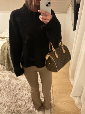 Svart stickad tröja - Så fin, lite nopprig annars inga defekter.