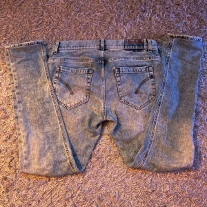 Dondup ljusblå jeans, storlek 31 - Säljer ett par Dondup ljusblå jeans i storlek 31, Då dom inte passar mig längre. Dom är i topp skick då dom inte är så gamla ca ett halv år och har inte hunnit använda dom. Dom är väldigt elastiska och är inte utslitna.