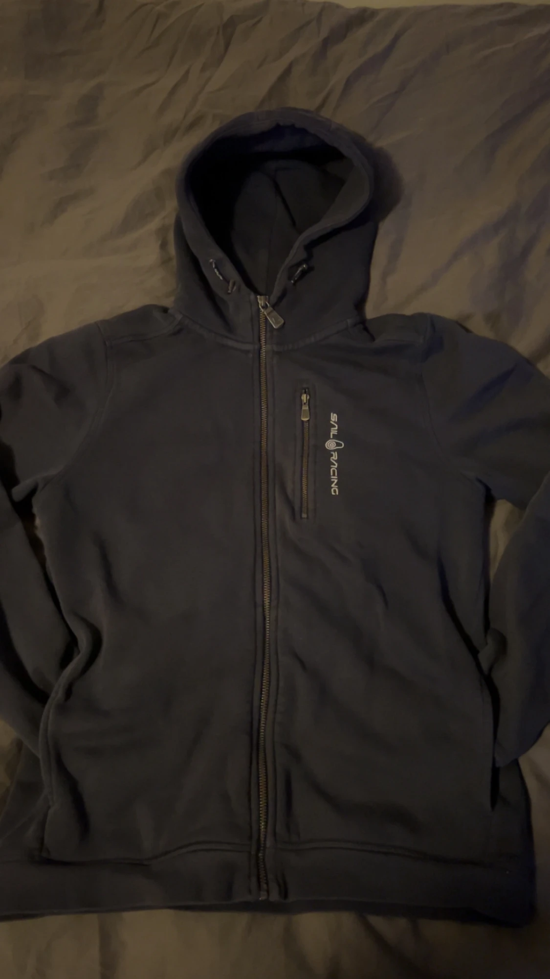 Mörkblå hoodie från Sail Racing