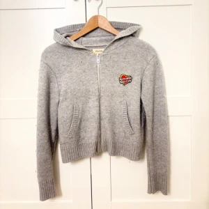 Grå zip tröja Zadig & Voltaire - Grå zip hoodie från Zadig et Voltaire med dragkedja och huva. Har använt denna med ett linne under, eller om man har en fest topp med vill täcka upp det lite. Den är väldigt bekväm och as snygg i passformen. Den passar XS&S