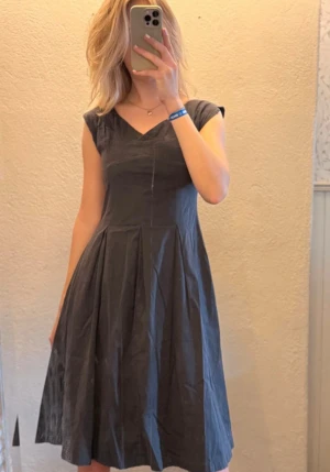 Väldigt Fin Klänning - Säljer en jättefin marinblå/svart midi klänning i storlek xs. De är en stor storlek och passar på mig som vanligtvis är S. Fin v-ringad skärning. Den är i mycket bra kvalitet och inga synliga märken.