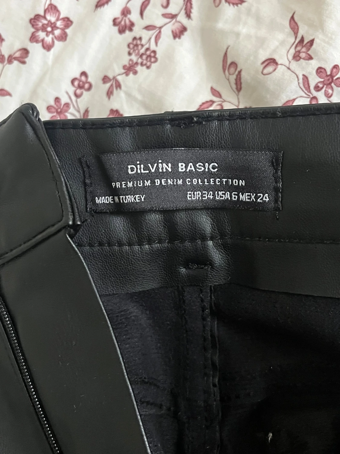 Svarta straight byxor i skinnlook - 2