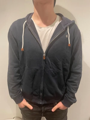 Morris Zip Hoodie - Riktigt snygg Morris zip hoodie. Storlek M och tröjan är nästintill nyskick. Nypris 1699 men vårt pris 599. (Modellen är 180) Tveka inte att skriva vid frågor eller funderingar.