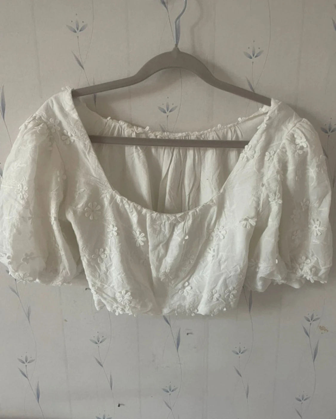 Vit blommig blus med puffärmar - 1