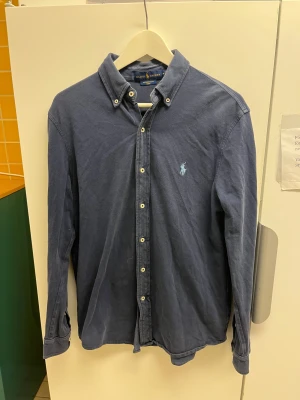 Ralph Lauren Skjorta Storlek Medium - Hej! Säljer nu denna väldigt snygga Ralph Lauren Skjortan.  Storlek M Medium  Färg: Blå Skick: Gott – endast använd vid enstaka tillfällen  Skickas spårbart eller hämtas upp efter överenskommelse. Vid intresse – hör gärna av dig.  Skriv vid frågor eller ifall du vill ha fler bilder:)