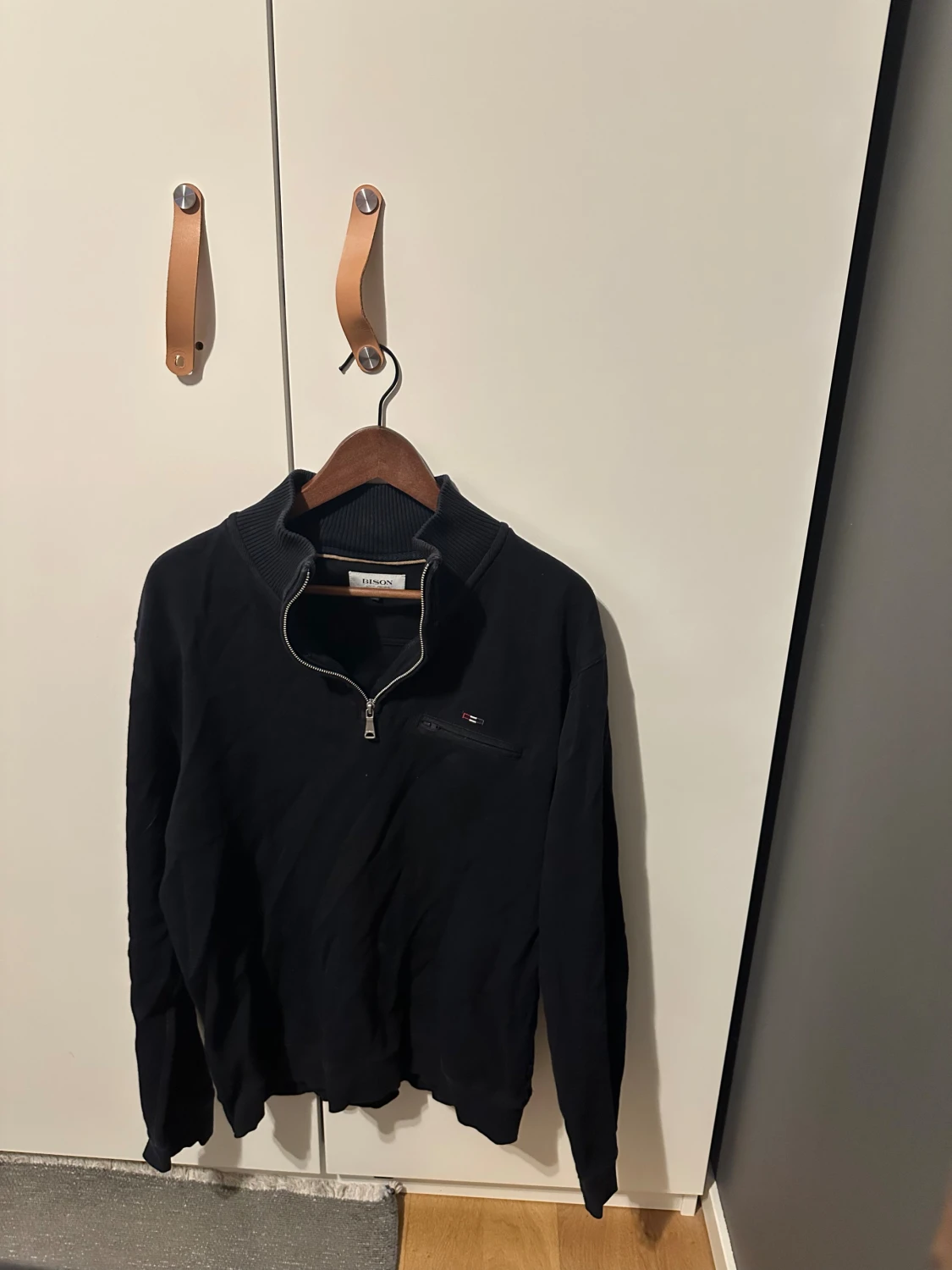 Svart half zip tröja från Bison - 1