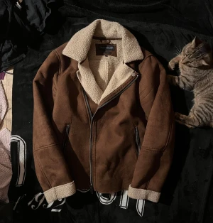 Varm biker jacka - Varm och skön jacka i bikermodel. Har fodring på hela insidan även armarna. Är i storlek S men sitter lite oversize