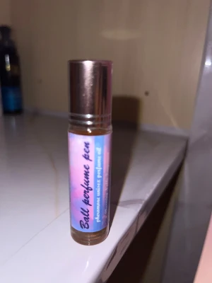 Parfym olja - Smidig roll-on parfympenna med unisexdoft. Perfekt att ta med i väskan för en snabb uppfräschning när som helst. Märkt som 'Pheromone unisex perfume oil'.