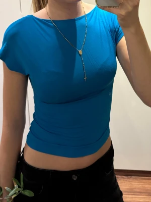 T-shirt - T-shirt från shein med öppen rygg i storlek s. Den är använd endast en gång. Skriv för fler bilder eller om du har några frågor!🥰 