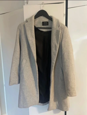 Ljusgrå kappa från Bershka XS - Snygg ljusgrå kappa från Bershka i storlek XS.