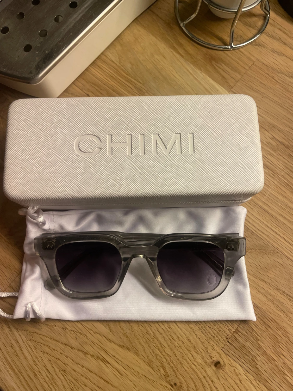 Grå CHIMI solglasögon modell 04