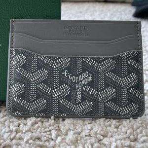 Grå Korthållare Mönstrad - Säljer en stilren grå korthållare med snyggt mönster. Korthållaren har flera fack och är perfekt för dig som vill ha något både snyggt och praktiskt. Helt ny och kommer med originalask.🫡🤝 