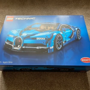 Lego Bugatti Chiron  - LEGO Technic Bugatti Chiron 42083 – OÖPPNAT / NYSKICK  Säljer ett helt oöppnat LEGO Technic Bugatti Chiron (42083). Kartongen är i nyskick och fortfarande fabriksförsluten. Perfekt för samlare eller som present inför Julen.   Pris: 3 499 kr (eller bud). Finns att plocka i Stockholm. Kan skickas.