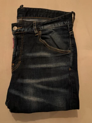 Mörkblå jeans från Dsquared2, stl 48 - Otroligt fina dsquared2 jeans i strl 48 de är svin fräscha och rekommenderar de grovt de passar till det mesta och skriv vid minsta fråga eller fundering pris ej hugget i sten.