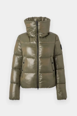 Save the duck jacka med hög krage -  grön pufferjacka från save the duck med hög krage, Jackan har en glansig finish. Beiga jackan är exempel på hur den sitter på. Gröna verisionen säljs 