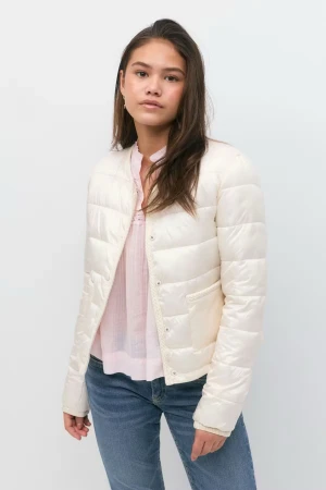 Ljusvit quiltad jacka  - Säljer en krämvit pufferjacka från Gina Young  med rund hals, två framfickor och quiltade detaljer. Jackan har tryckknappar framtill och är lätt croppad i modellen. Perfekt för dig som gillar stilren och chill look. Stl 170 men motsvarar xs-s. Fint skick 