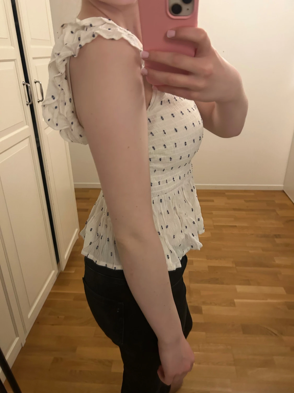 Snygg kortärmad volangblus - 2