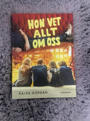 Hon vet allt om oss - En gripande bok om Corinne som börjar sjuan och vill starta om på ny skola. Tillsammans med klasskamrater utforskar hon ett övergivet rum och snart börjar de dela sina hemligheter. Perfekt för dig som gillar berättelser om vänskap, hemligheter och att våga vara sig själv.