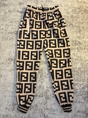 Beige set - En beige set som är inspirerad av Fendi. Helt ny och oanvänd 