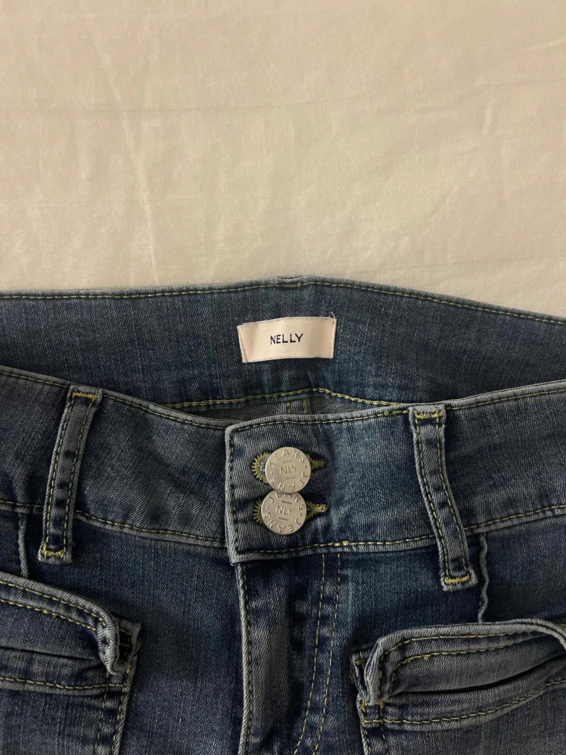 Blå jeans med fickor från Nelly - 1