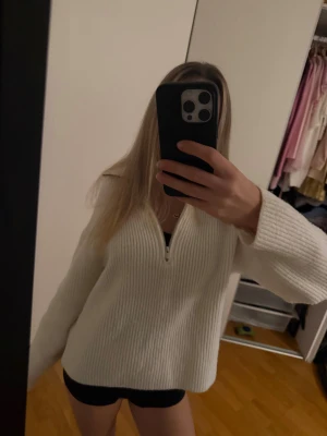 Vit ribbad stickad half zip-tröja Bik Bok - Supermysig vit stickad tröja från Bik Bok med ribbad struktur och half zip-dragkedja framtill. Tröjan har lång ärm och en lite loose passform, perfekt för lager på lager. Enkel och stilren design som är lätt att matcha. Använd enstaka gånger. 