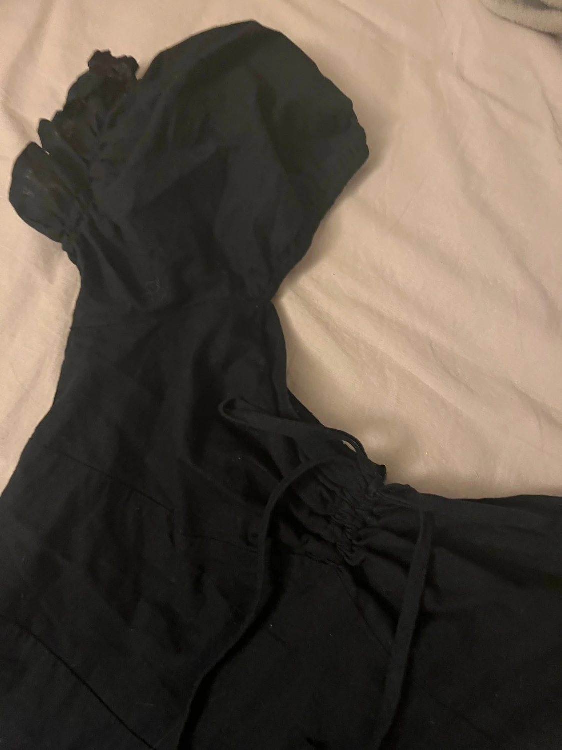 Svart kort klänning med puffärm - 3