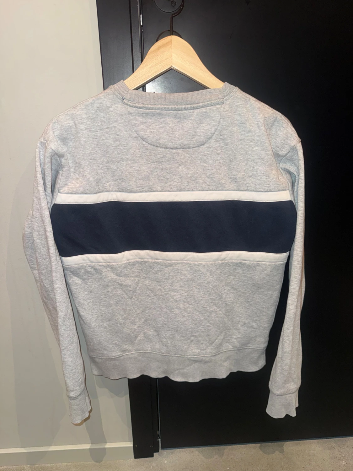 Grå sweatshirt från Gant med logga - 2