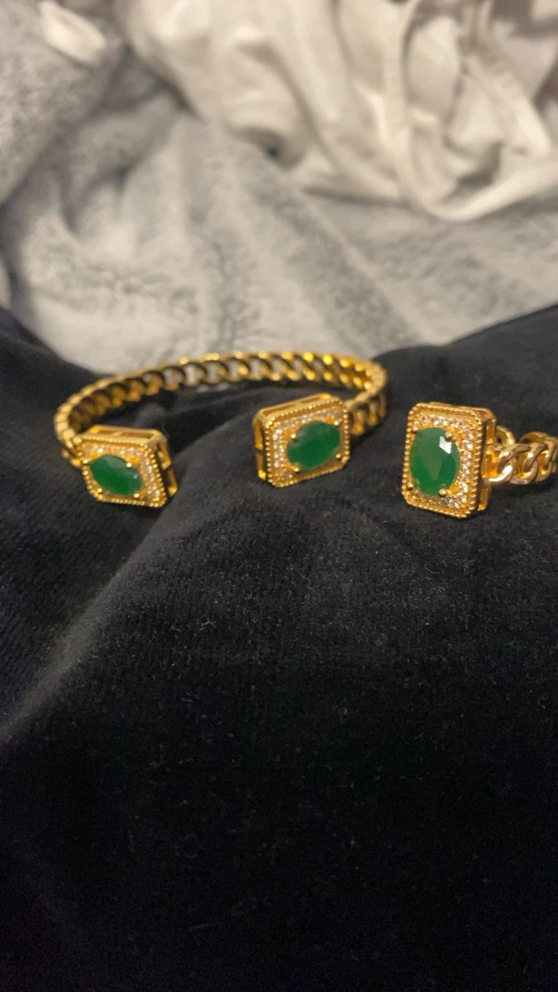 Guldigt armband och ring med gröna stenar