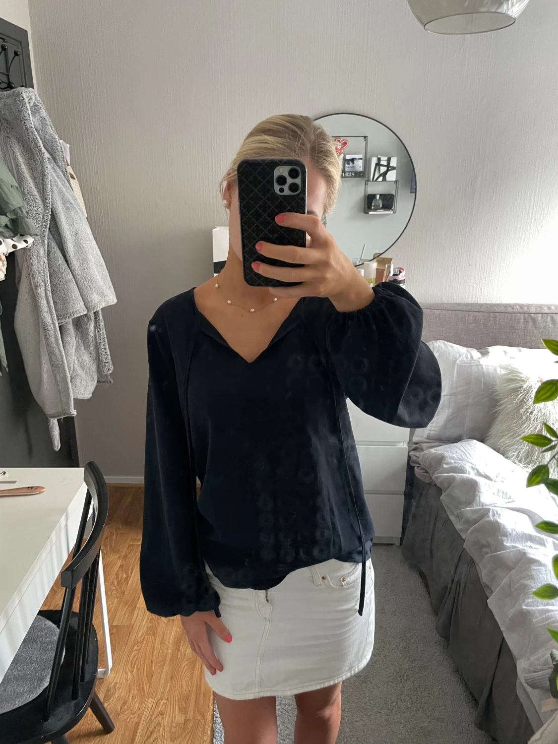 Mörkblå blus med v-ringning - 2