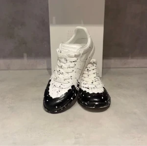 Maison margielas - Hej och välkommen till B.L nu säljer jag mina Maison margiela skor med paint splatter på de är använda 1 gång och box medföljer ingen aning om de är original därav priset mvh BL