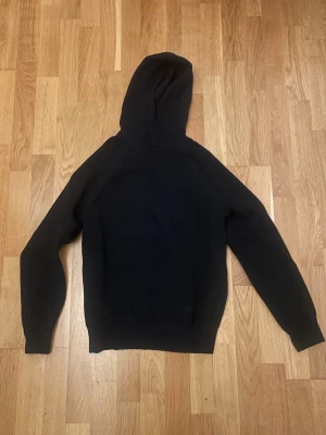  Stickad hoodie Mango - Svart stickad hoodie från Mango med klassisk huva och långa ärmar. Tröjan är i strech tyg, mjukt material som ger maximal komfort och har en enkel, stilren look som passar perfekt till chill dagar. Snygg och basic modell som är lätt att matcha med allt.  —   Nypris 899kr