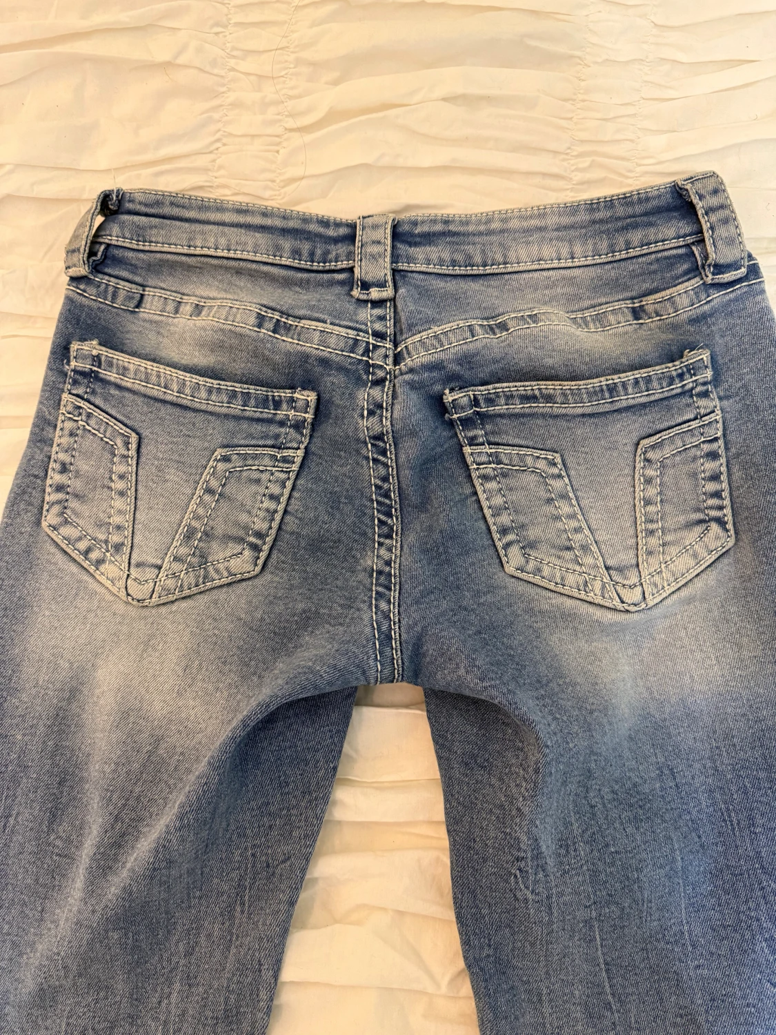 Blå bootcut jeans från Gina tricot 