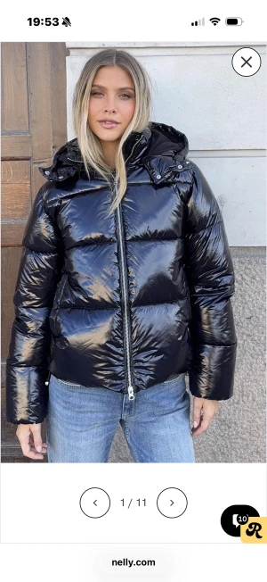 Svart glansig pufferjacka  - Säljer en svart, glansig pufferjacka från Nelly. Jackan köptes för ca ett år sedan för 799 och är knappt använd. Den är väldigt varm och tål kyla bra😊😊