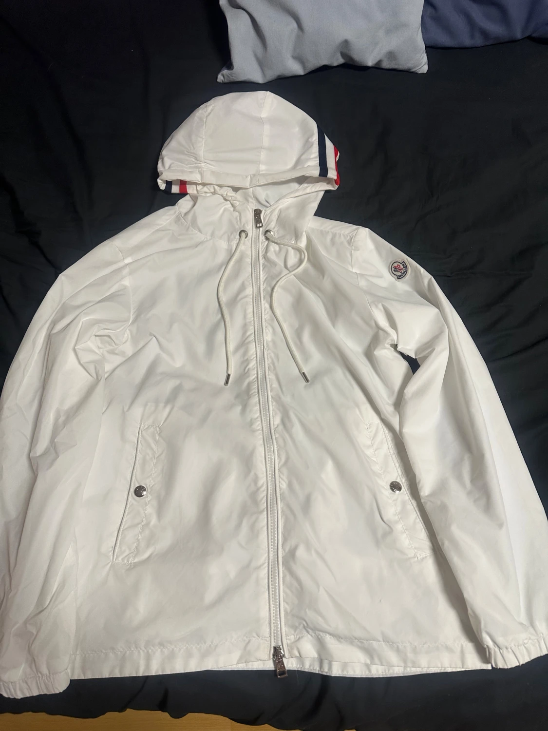 Vit vindjacka från Moncler med huva