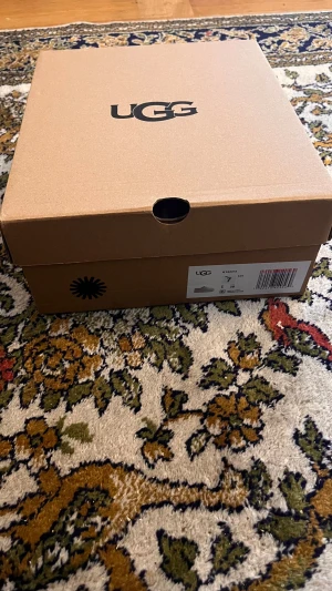 Ugg Tazz Slippers  - Fina nyskick, inte riktigt min stil fick som present