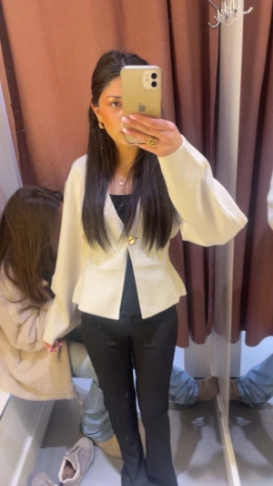 Krämvit tröja  - Säljer min tröja från Gina Tricot, använd fåtal gånger och är i bra skick.