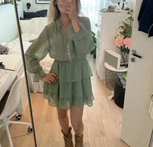 Grön volangklänning från Zara - Supersöt grön klänning från Zara. Lånade bilder från personen som jag själv köpte klänning av 