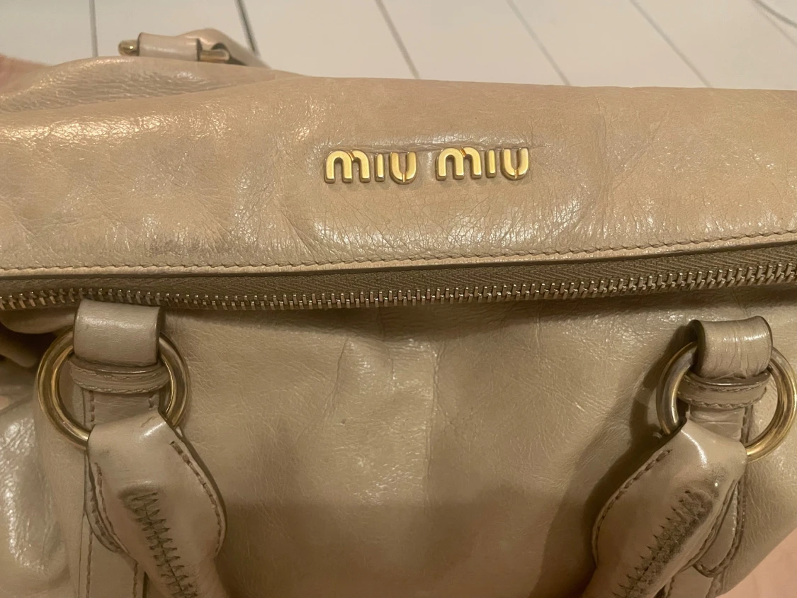 Beige handväska från Miu Miu i skinn - 1