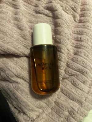 Phlur Vanilla Skin Fragrance Mist - Vanilla Skin från Phlur är en hair & body fragrance mist. Perfekt för dig som vill ha en fräsch och lätt doft till både hår och kropp. Flaskans design är stilren och modern. Några noter som syns på flaskan: Crystals, Agave Wood, Agarwood.