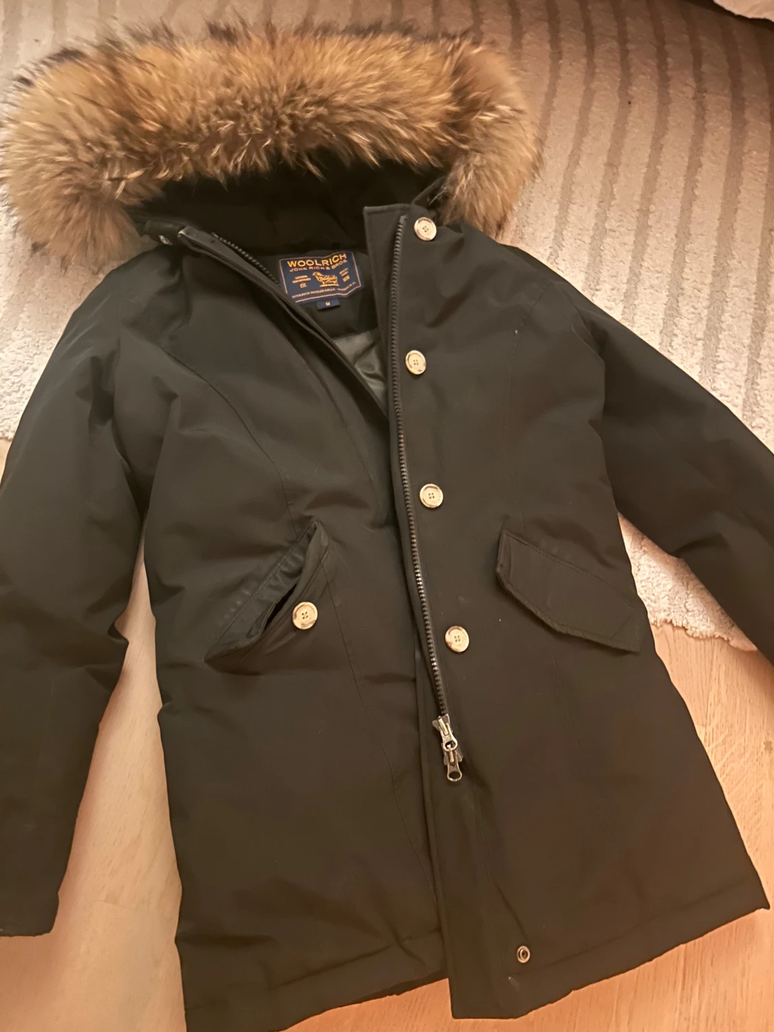 Svart parkas Woolrich med päls