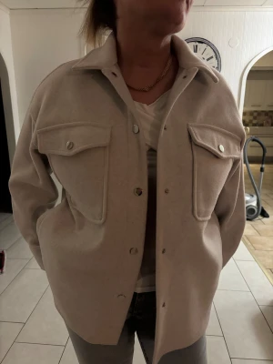 Beige kappa  - Snygg beige kappa från Zara. Köptes för ca 3 år sen, finns ej i nuvarande sortiment. Ny pris ca 600. Använd 3-4 gånger 