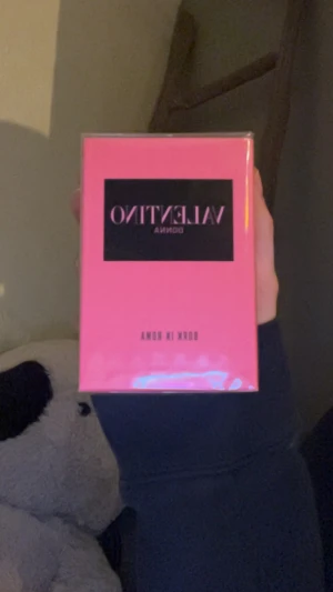 Born in Roma Intense Valentino Parfym, oöppnad 50 ml.  - Fick dubbletter när jag fyllde år så säljer nu min oöppnade Valentino born in Roma intense parfym. Nypris på kicks 1200 kr för 50 ml. 