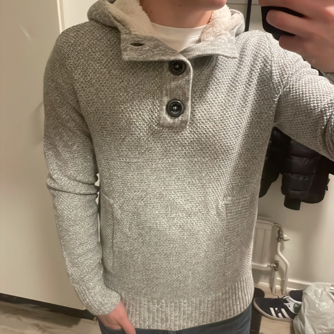 Grå fodrad stickad hoodie - 1