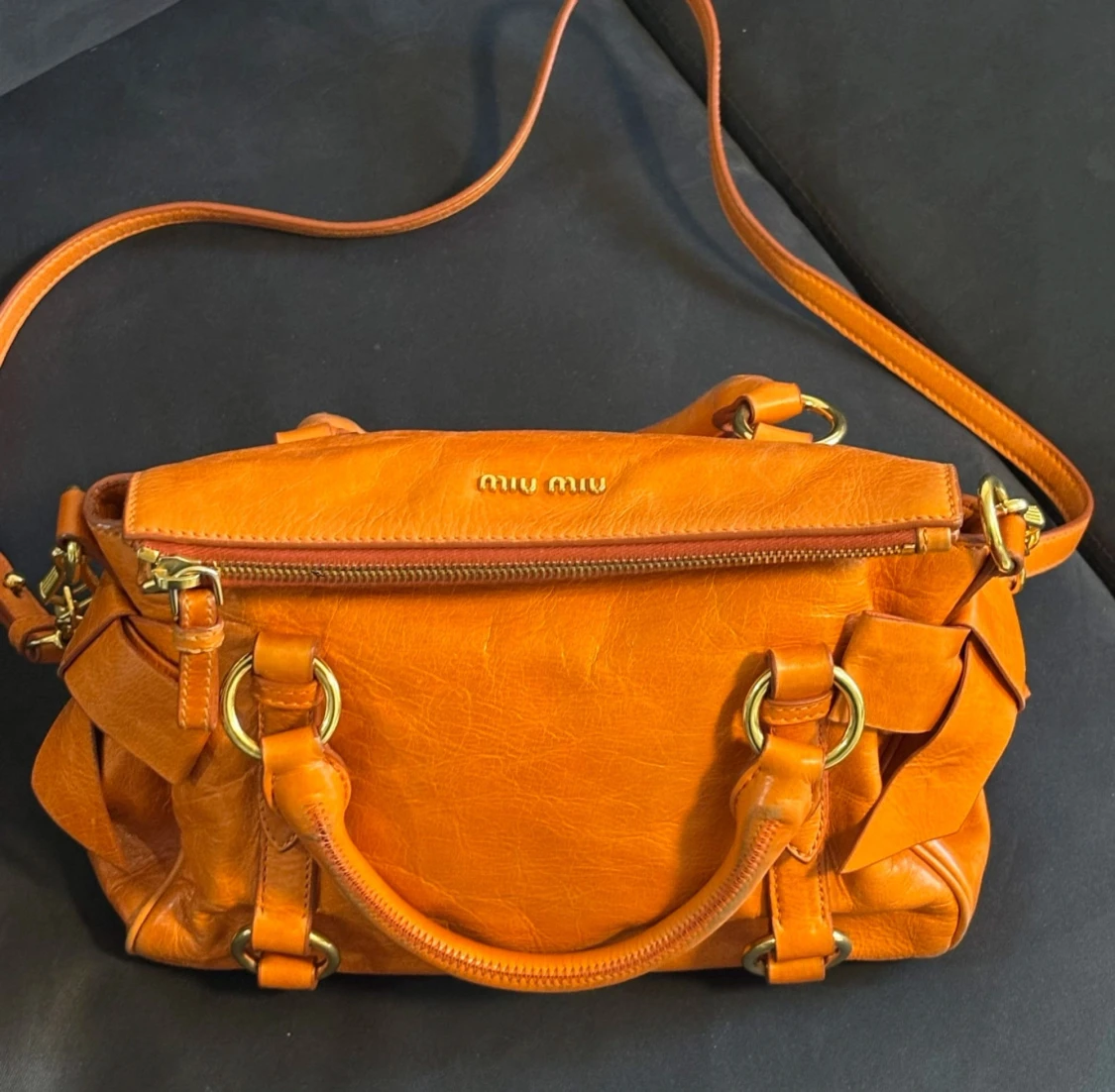 Orange handväska från Miu Miu i skinn - 4